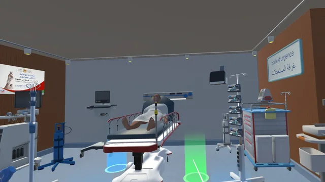 Virtual emergency room in Emergencia VR with a patient bed, equipment and movement indicators.